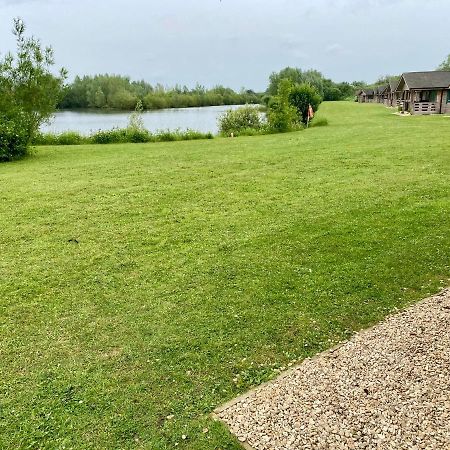 Reeds Lodge, Lake Pochard South Cerney Luaran gambar